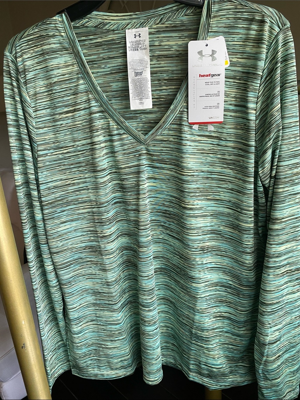 Under Armour HEAT GEAR Women's V-Neck Long Sleeve Top - Athletic Fit size large